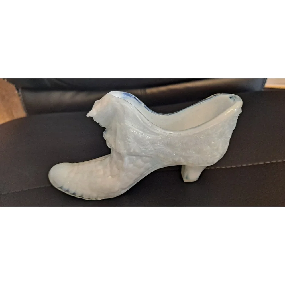 Boyd's Milkglass Cat Head Slipper 6